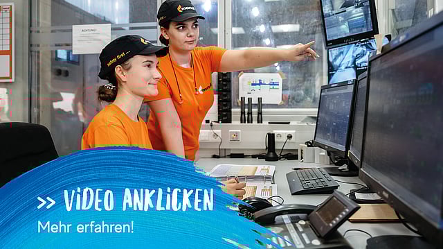 zwei mitarbeiterinnen schauen auf Bildschirme