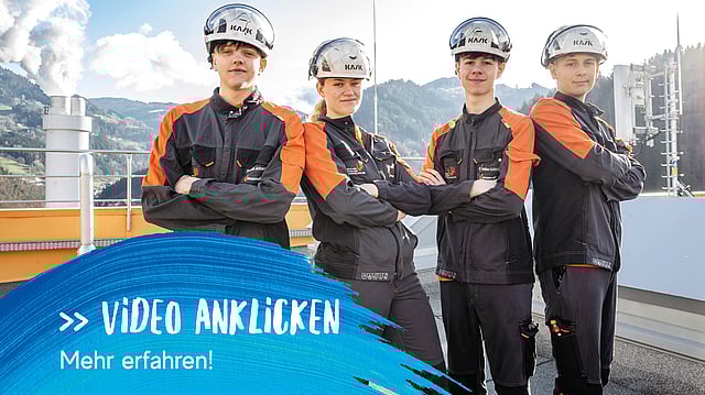 Gruppe von Lehrlingen stehen im Freien