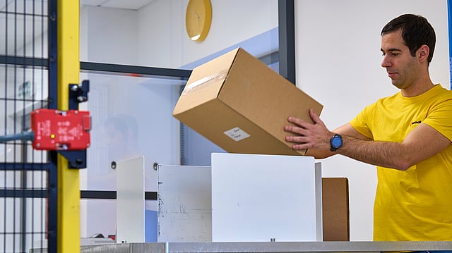 A Mondi colleague testing the quality of a packaging product.