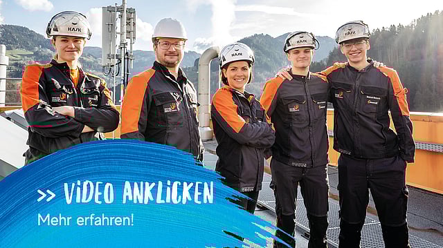 Gruppe von Lehrlingen stehen im Freien
