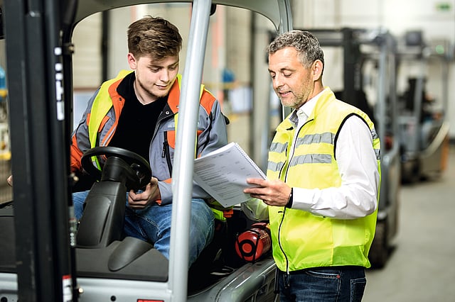 Ein Auszubildender mit dem Ausbildner in der Speditionslogistik