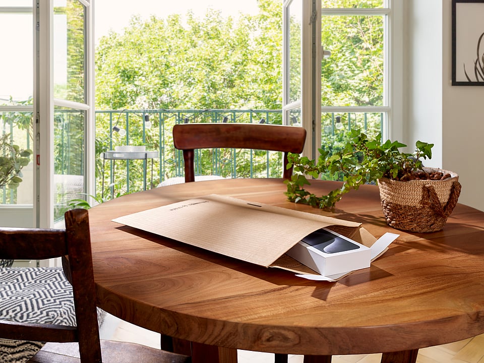 Mondi protective mailer on table